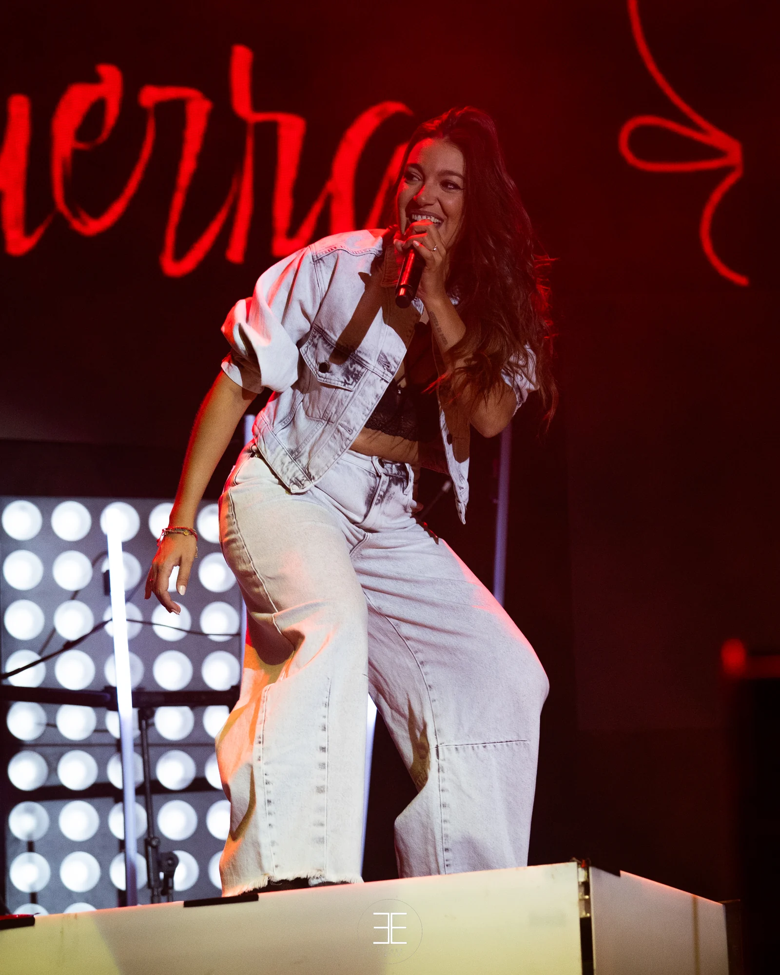 Ana Guerra canta subida a una plataforma con su apellido escrito en neón rojo detrás