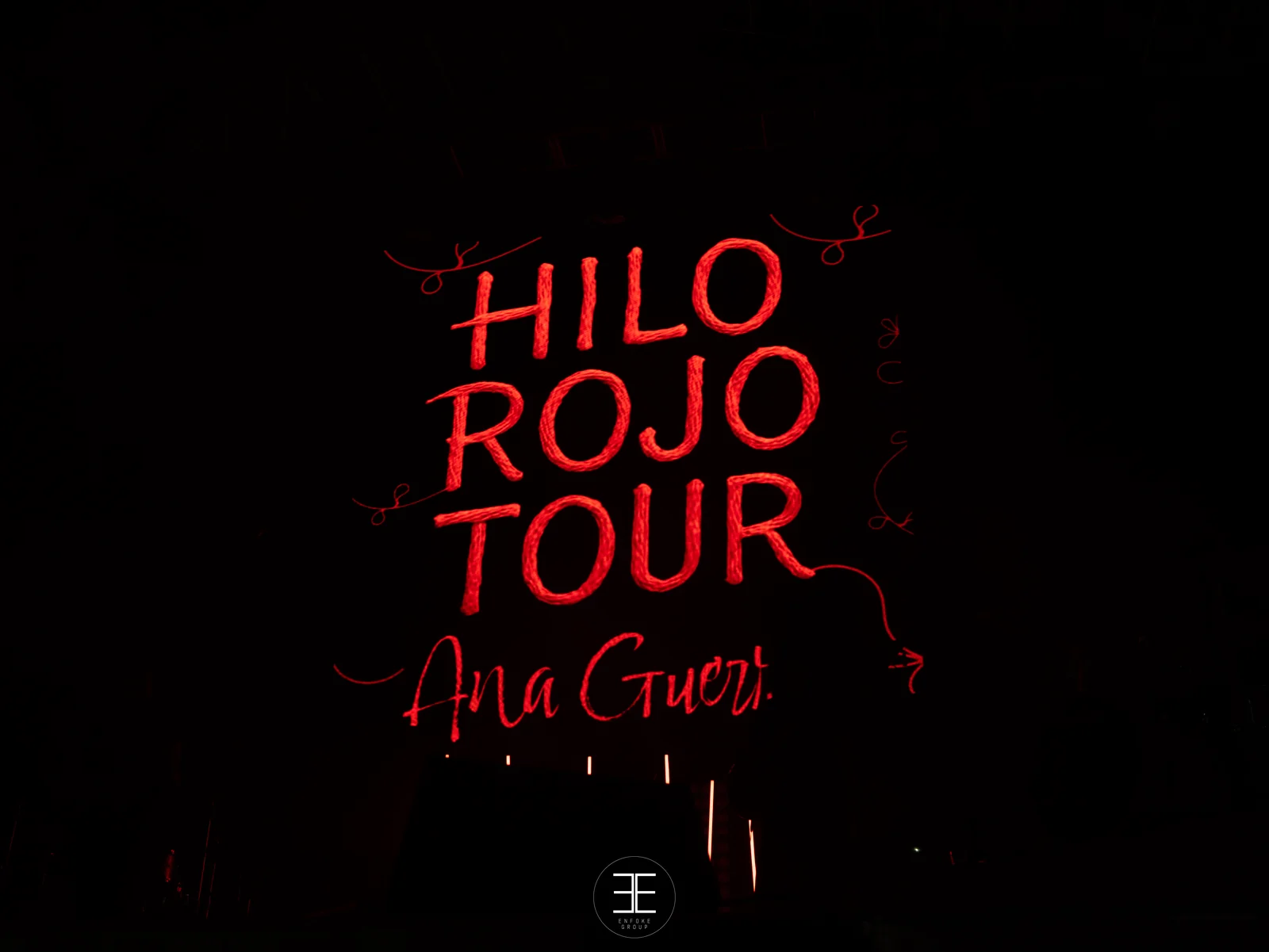 El rótulo de neón rojo «Hilo Rojo Tour · Ana Guerra» encendido sobre el fondo negro del escenario