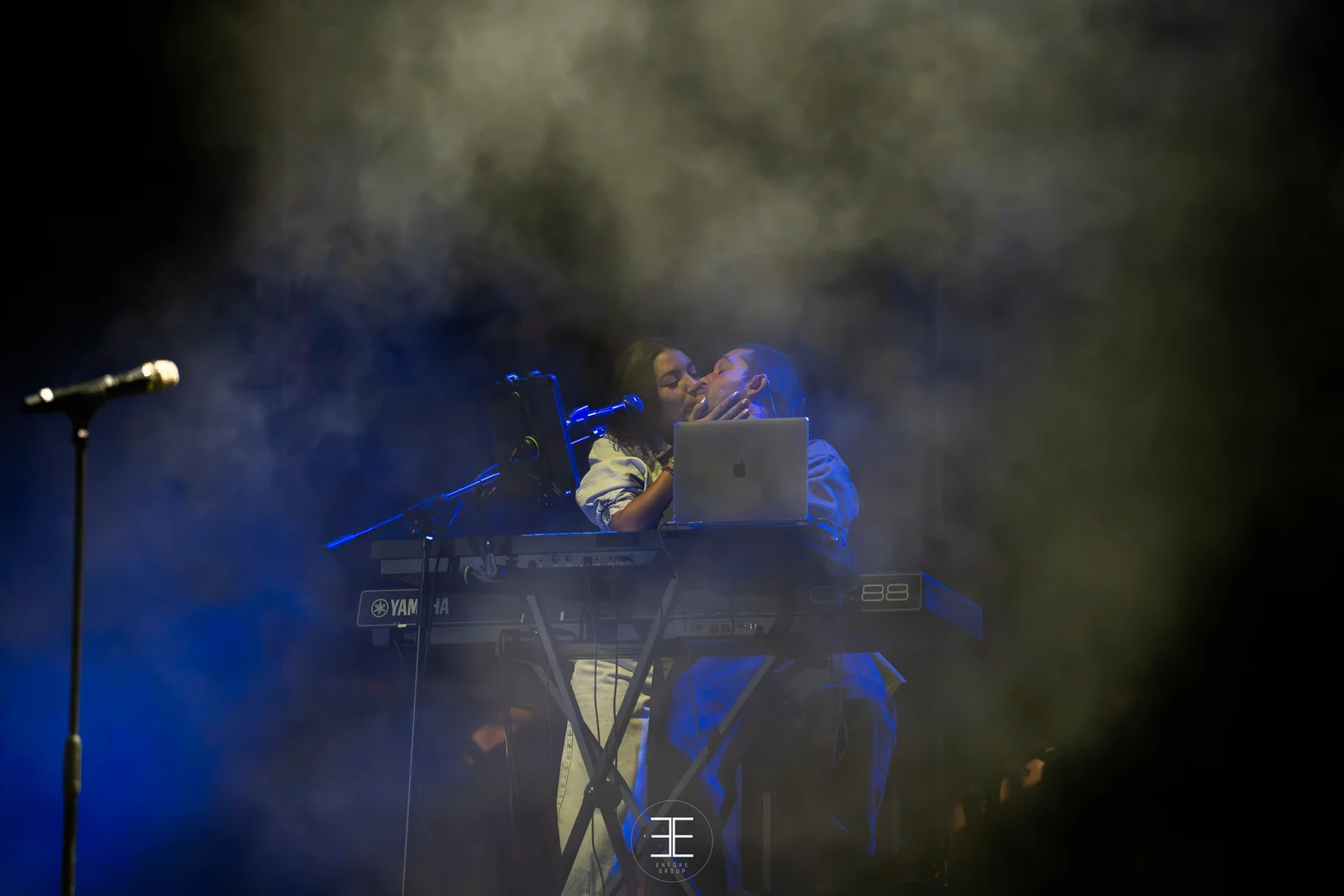 Ana Guerra y el teclista, muy juntos tras los teclados, entre humo y luz azul