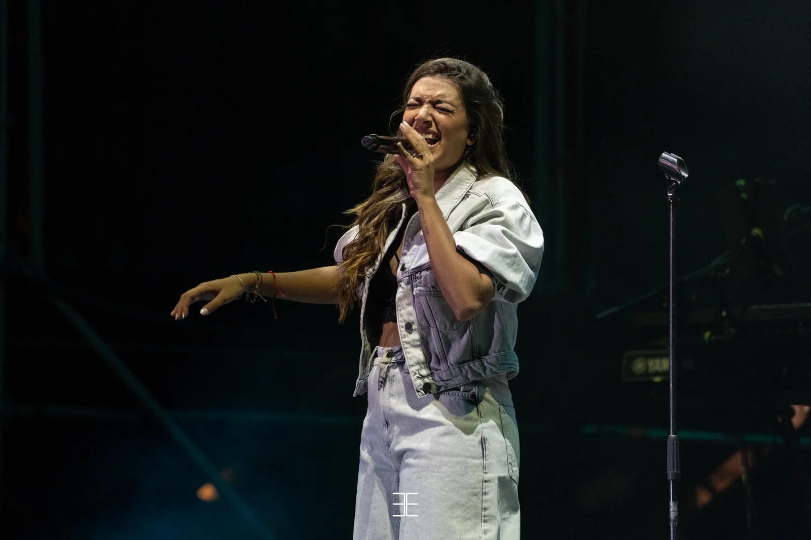 Ana Guerra canta con el cuerpo girado y el brazo atrás, con el micrófono pegado a la boca