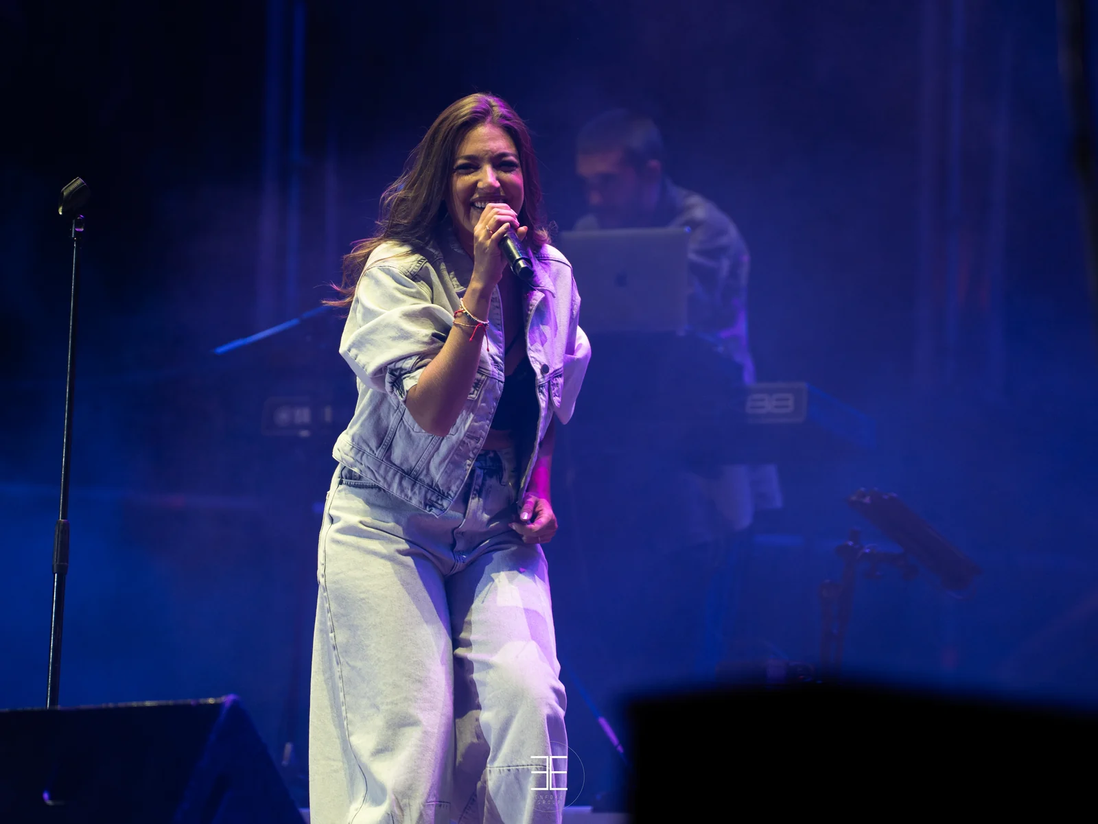 Ana Guerra canta de cuerpo entero entre humo azul, con el escenario en penumbra