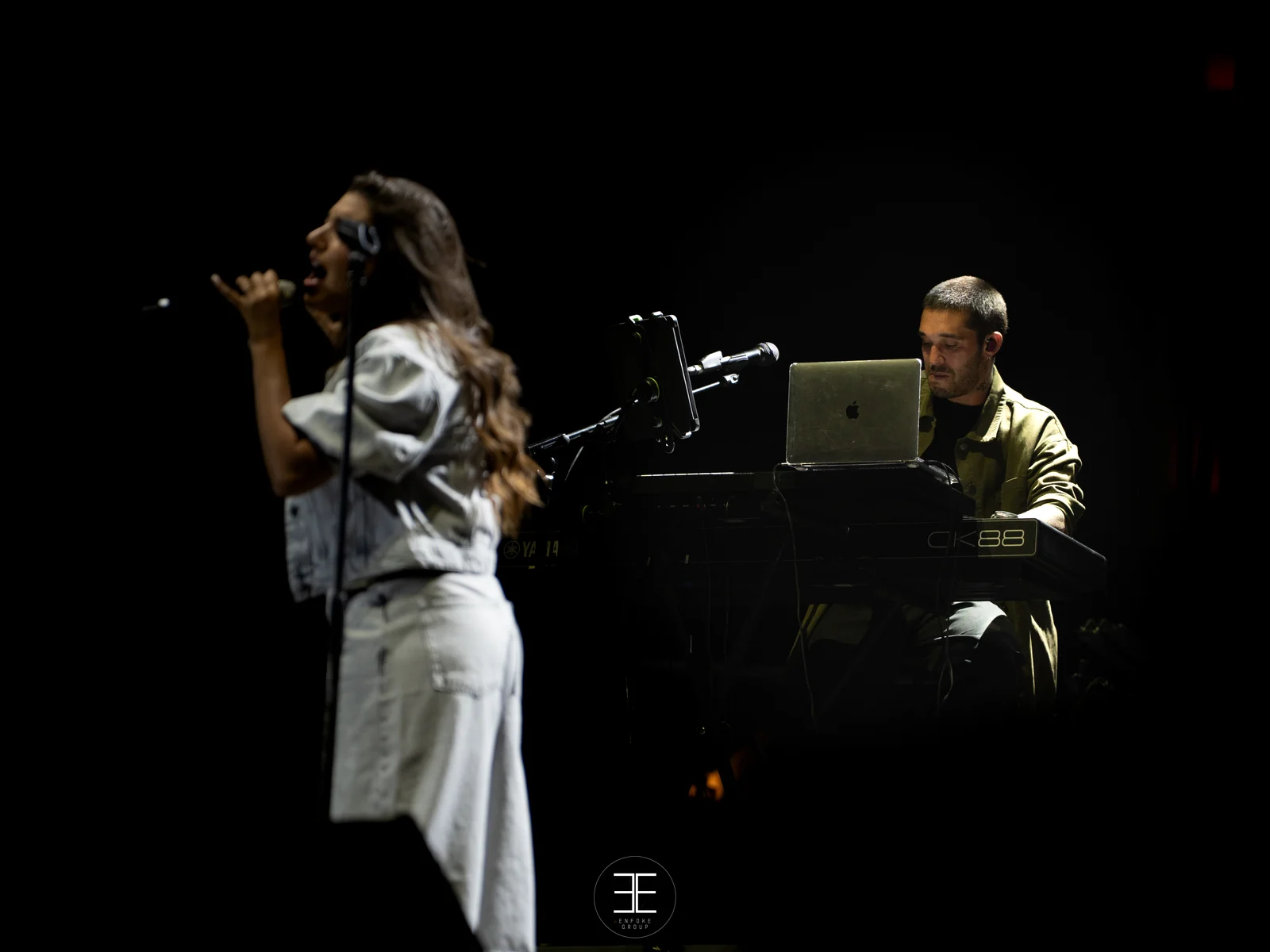 Ana Guerra canta casi a oscuras, con el teclista iluminado al fondo