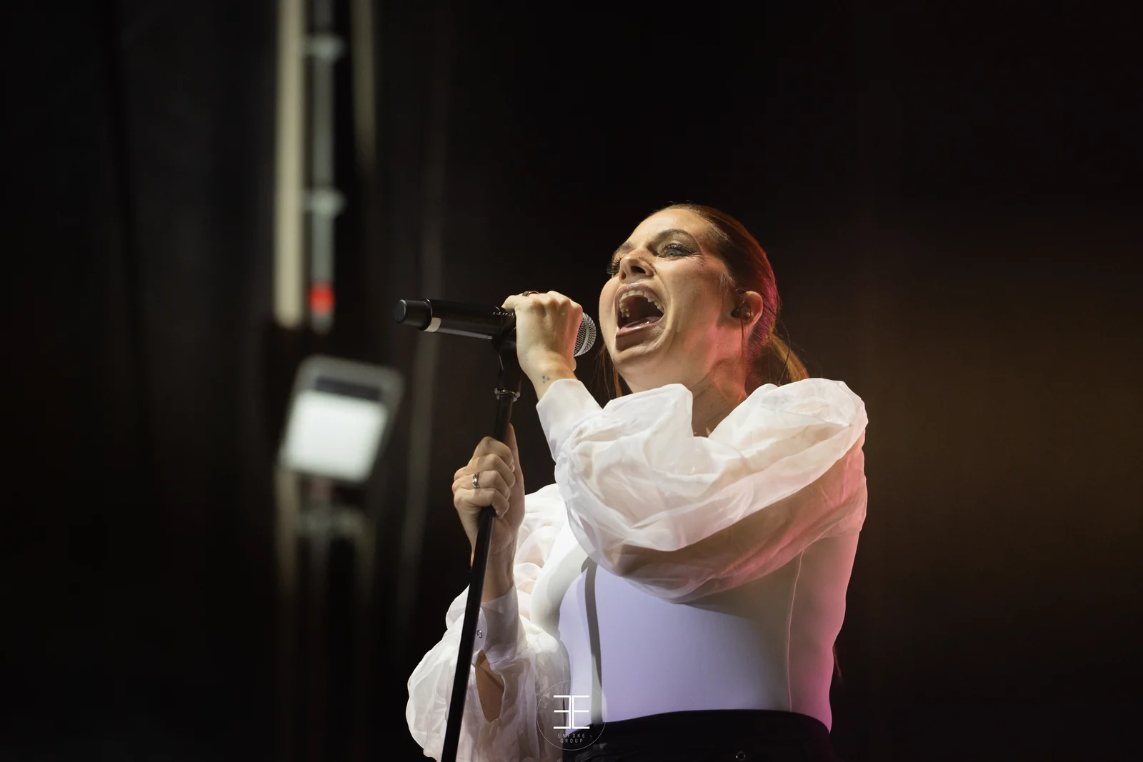 Leire Martínez canta con la boca muy abierta y las dos manos en el pie del micrófono