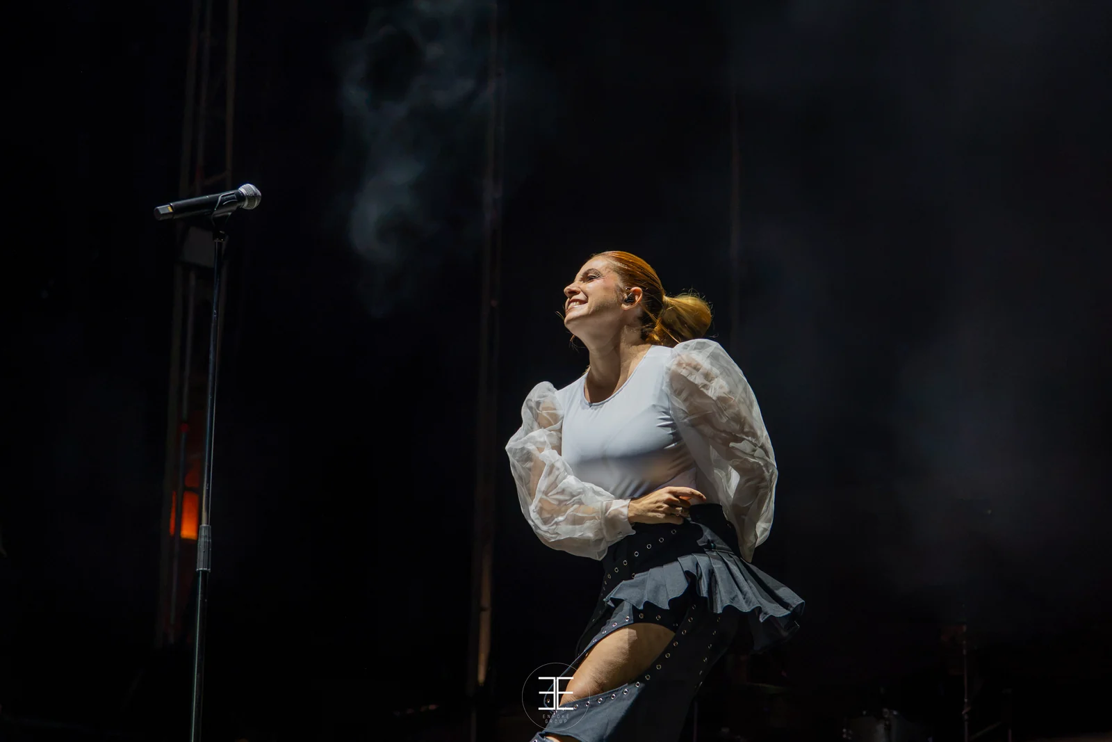 Leire Martínez gira sobre sí misma cantando, con el humo detrás y el pelo en movimiento