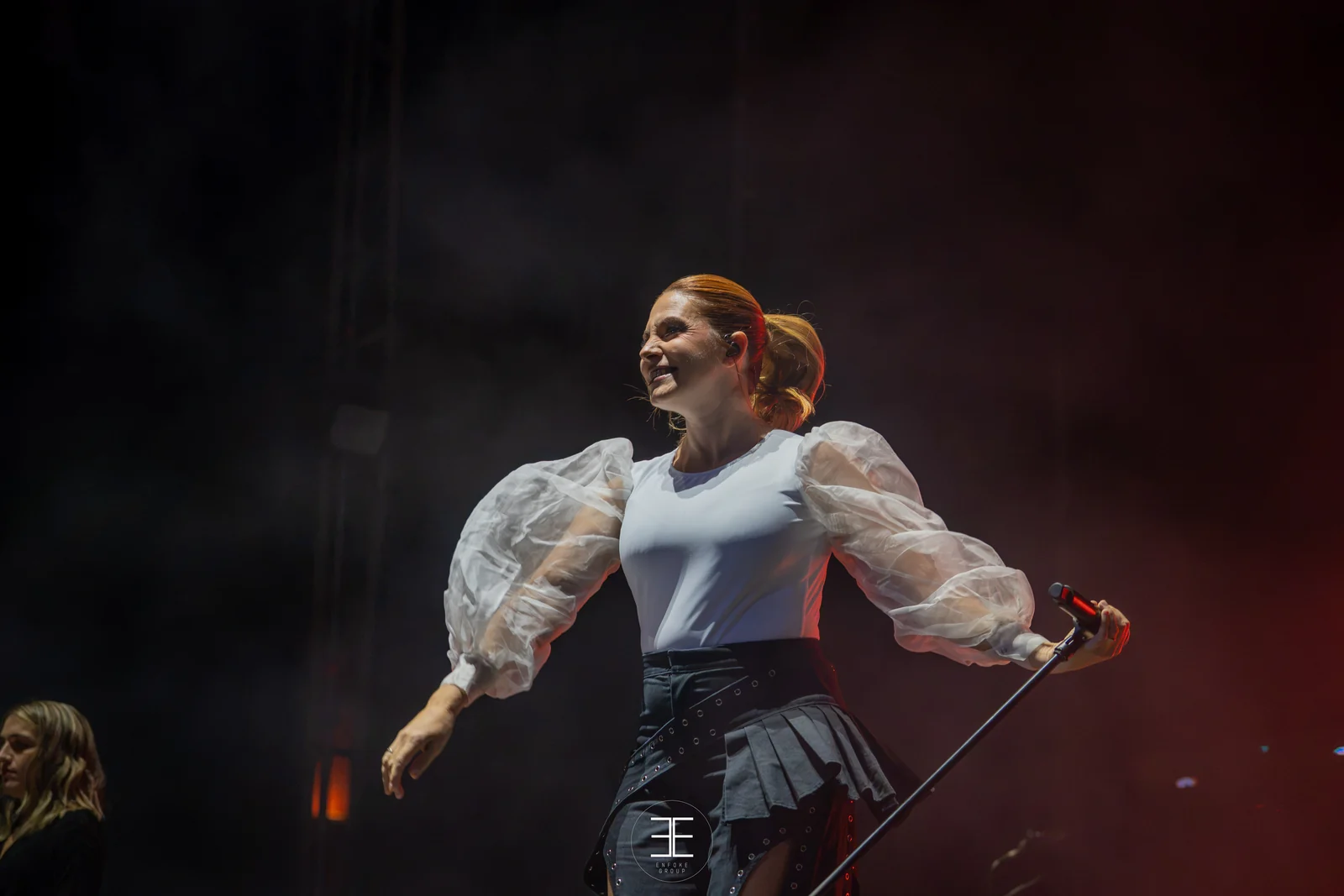 Leire Martínez abre los brazos cantando con el pie del micrófono inclinado hacia ella