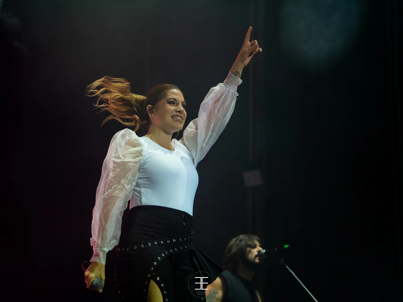 Leire Martínez abre los brazos con el pelo al viento mientras canta