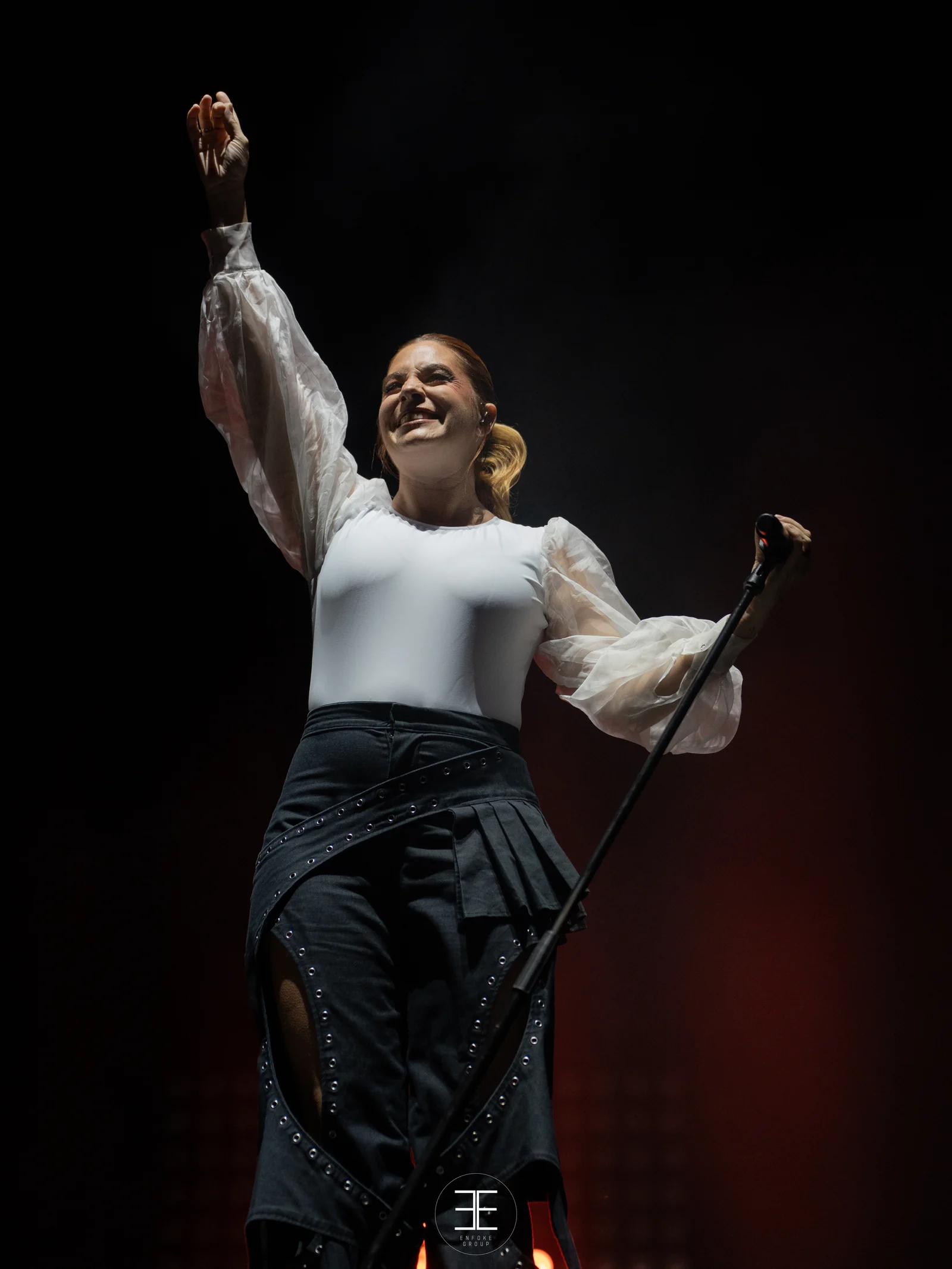 Leire Martínez canta con el brazo estirado hacia arriba, en vertical