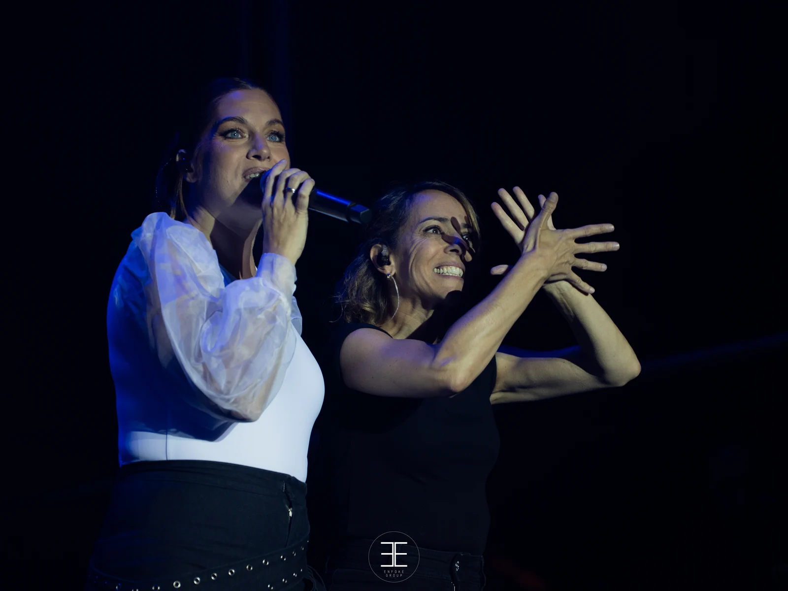 Leire Martínez canta mientras la teclista, a su lado, gesticula con las manos abiertas