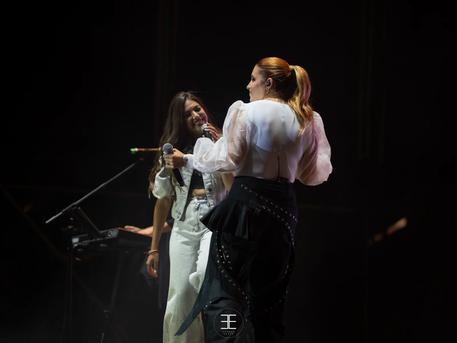 Ana Guerra y Leire Martínez, frente a frente y sonriéndose, cantando juntas en el escenario