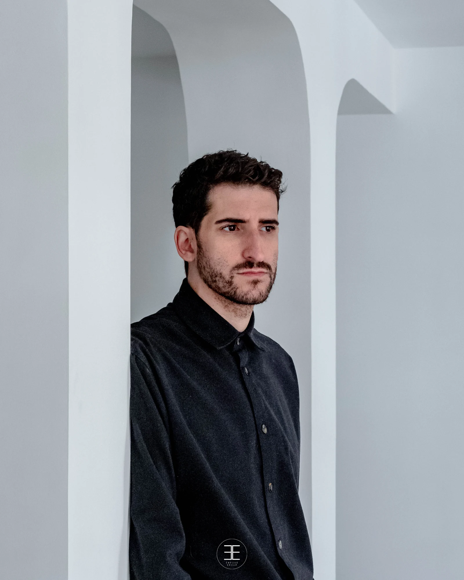 Raúl Almenara, con camisa oscura, apoyado en una pilastra blanca con los arcos de la vivienda detrás