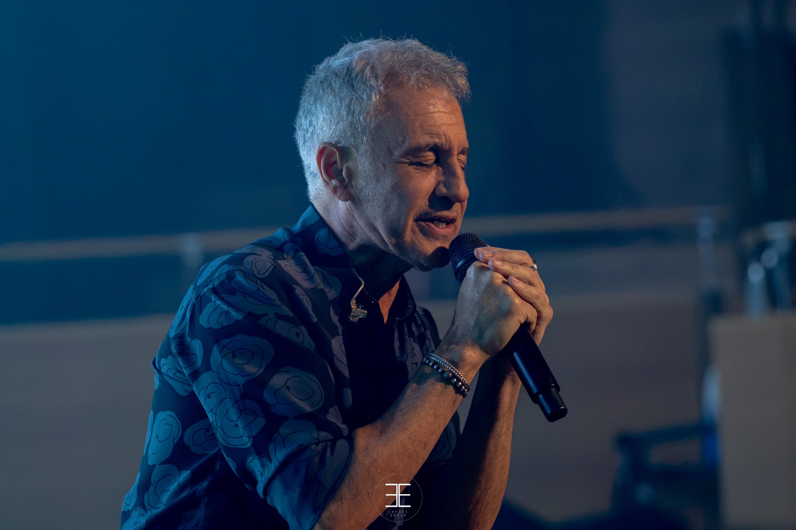 Sergio Dalma canta con los ojos cerrados y las dos manos en el micrófono