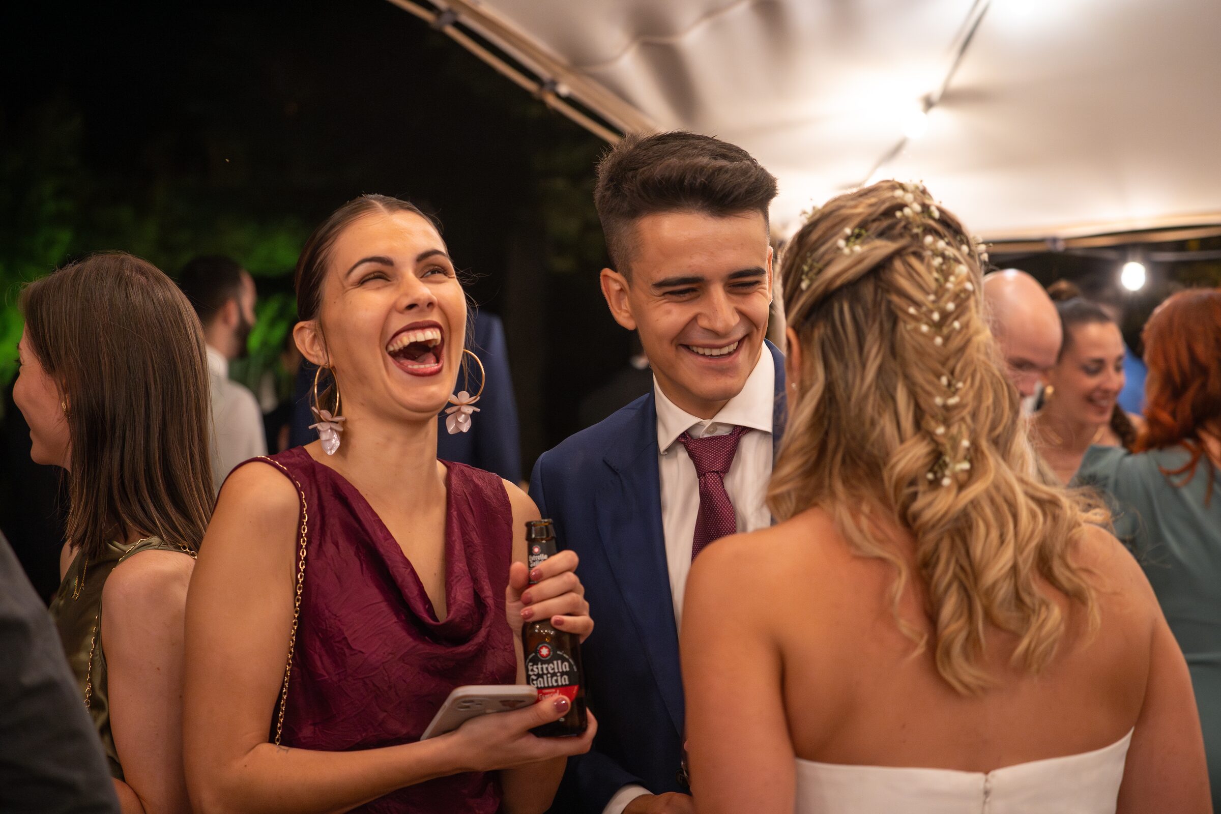 Amiga riendo con la novia