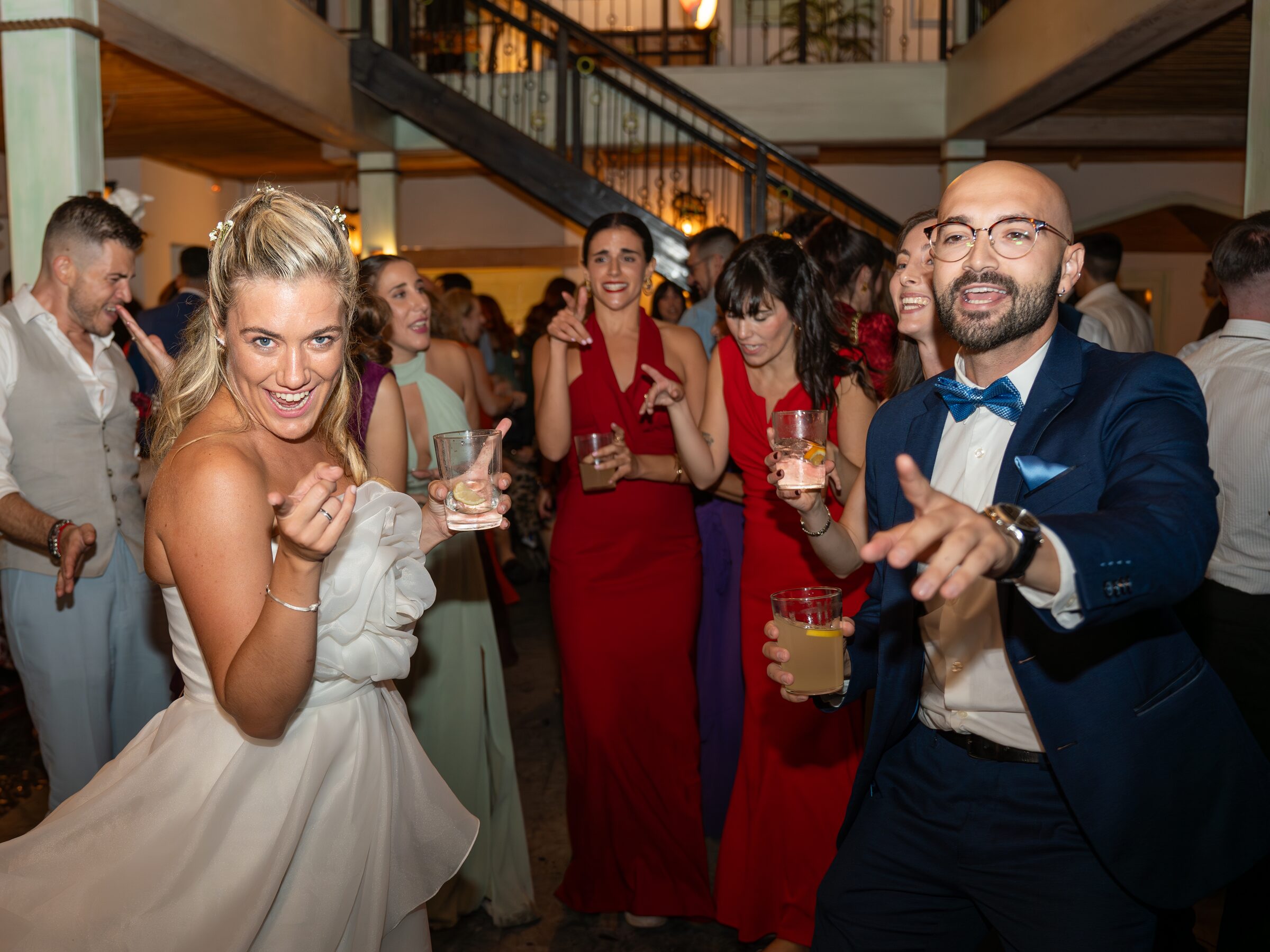 Novia bailando con amigos