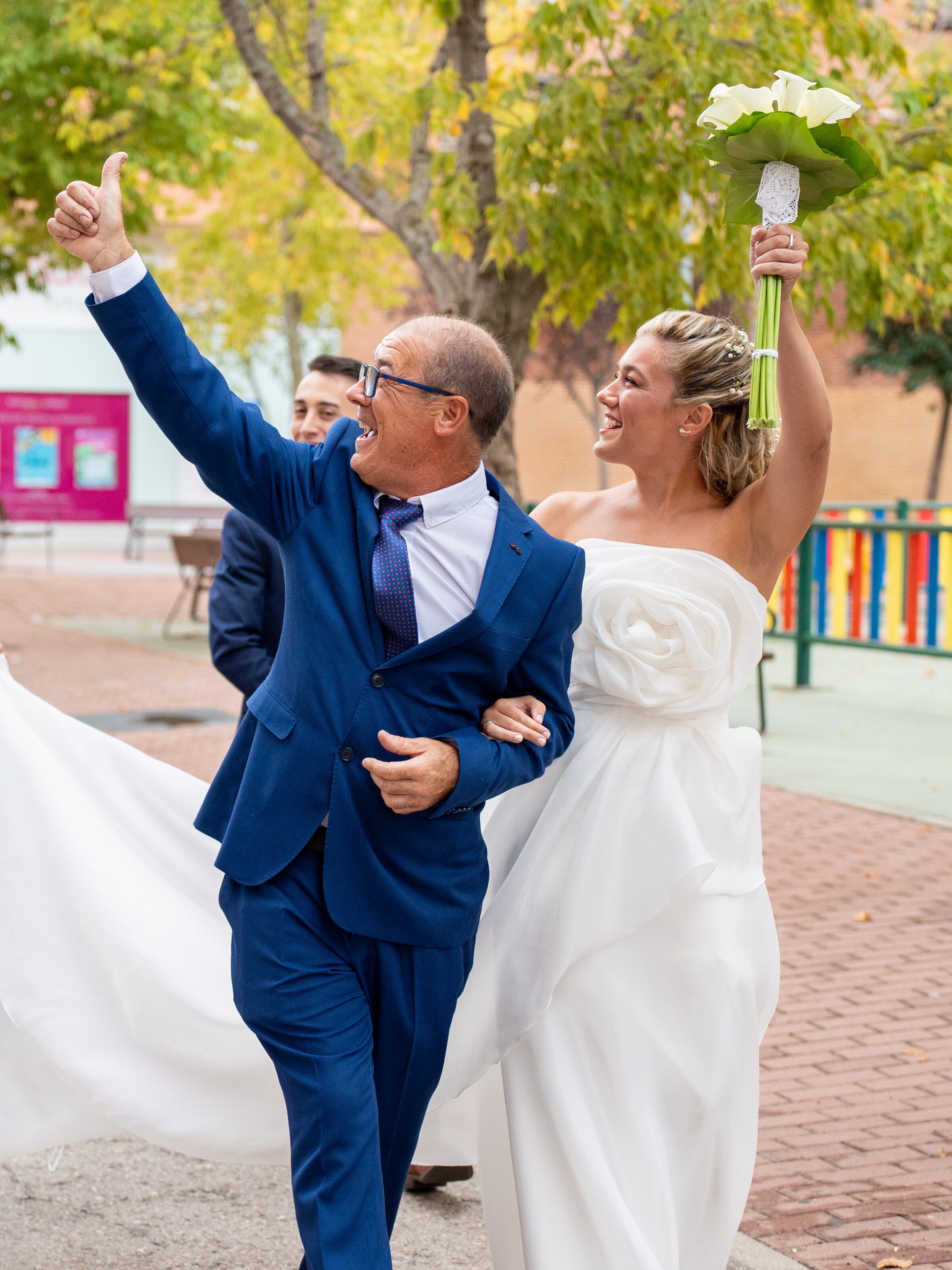 Novia y padre con bouquet en alto