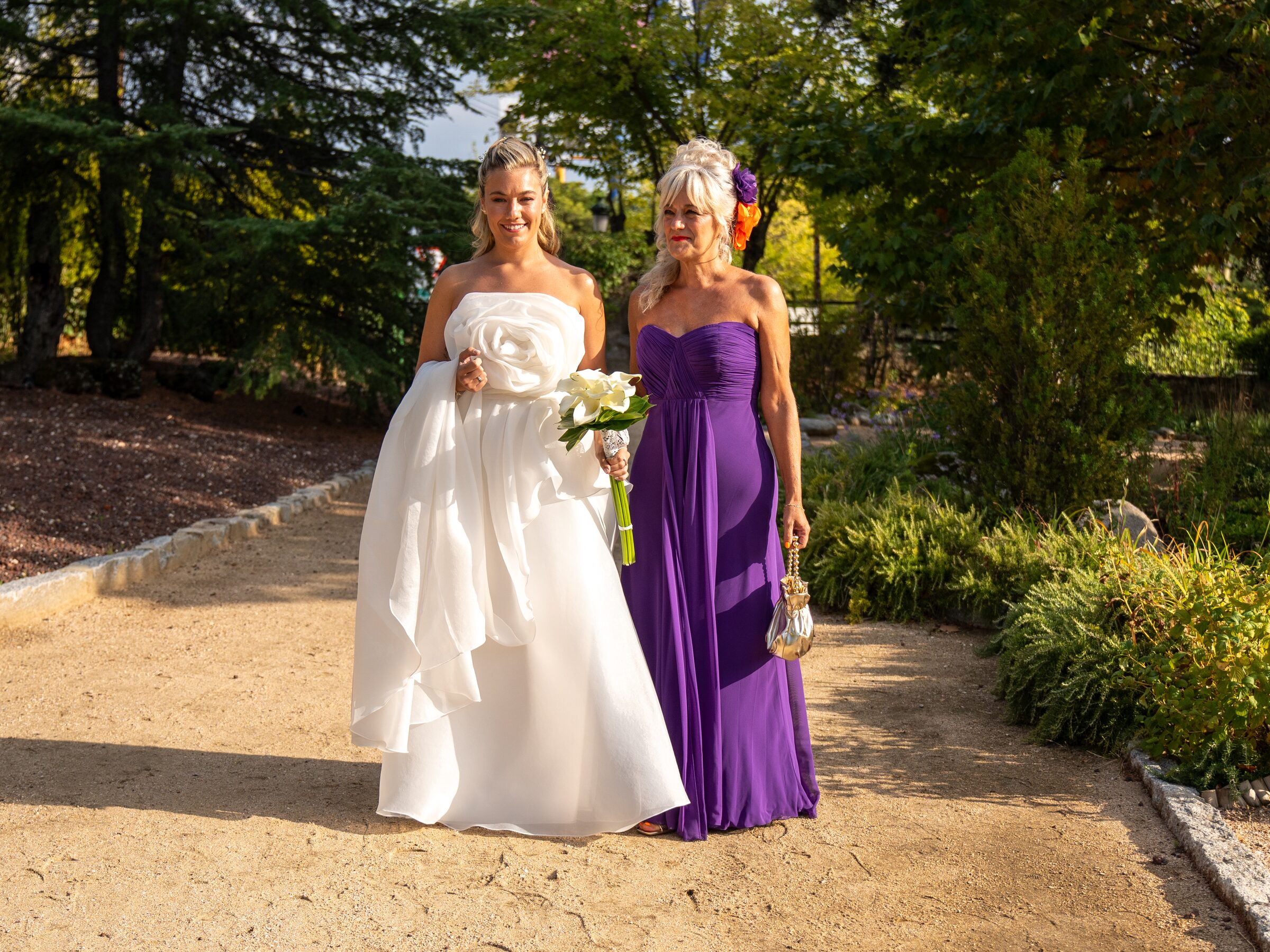 Novia caminando con su madre