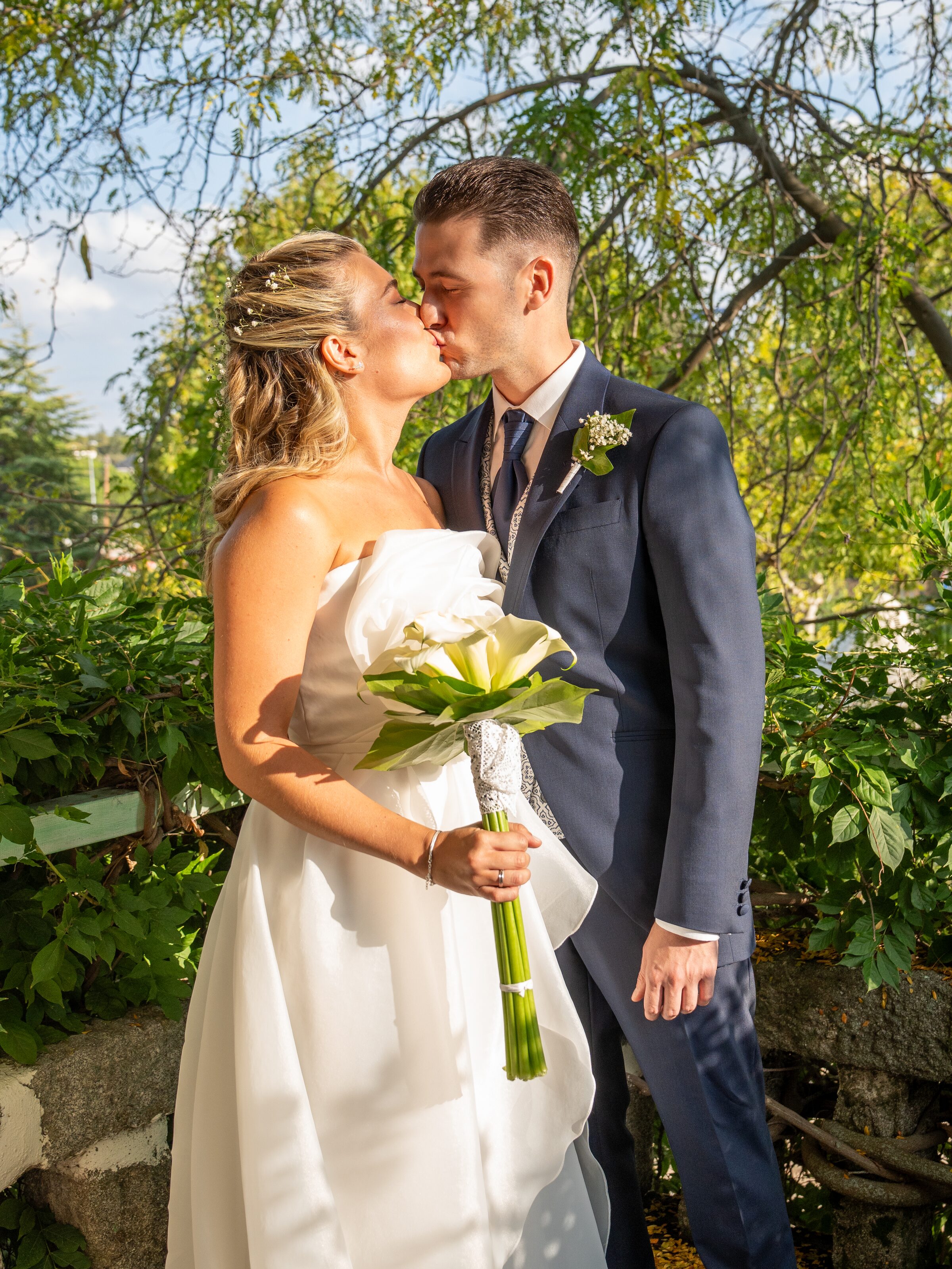 Beso de la pareja al sol