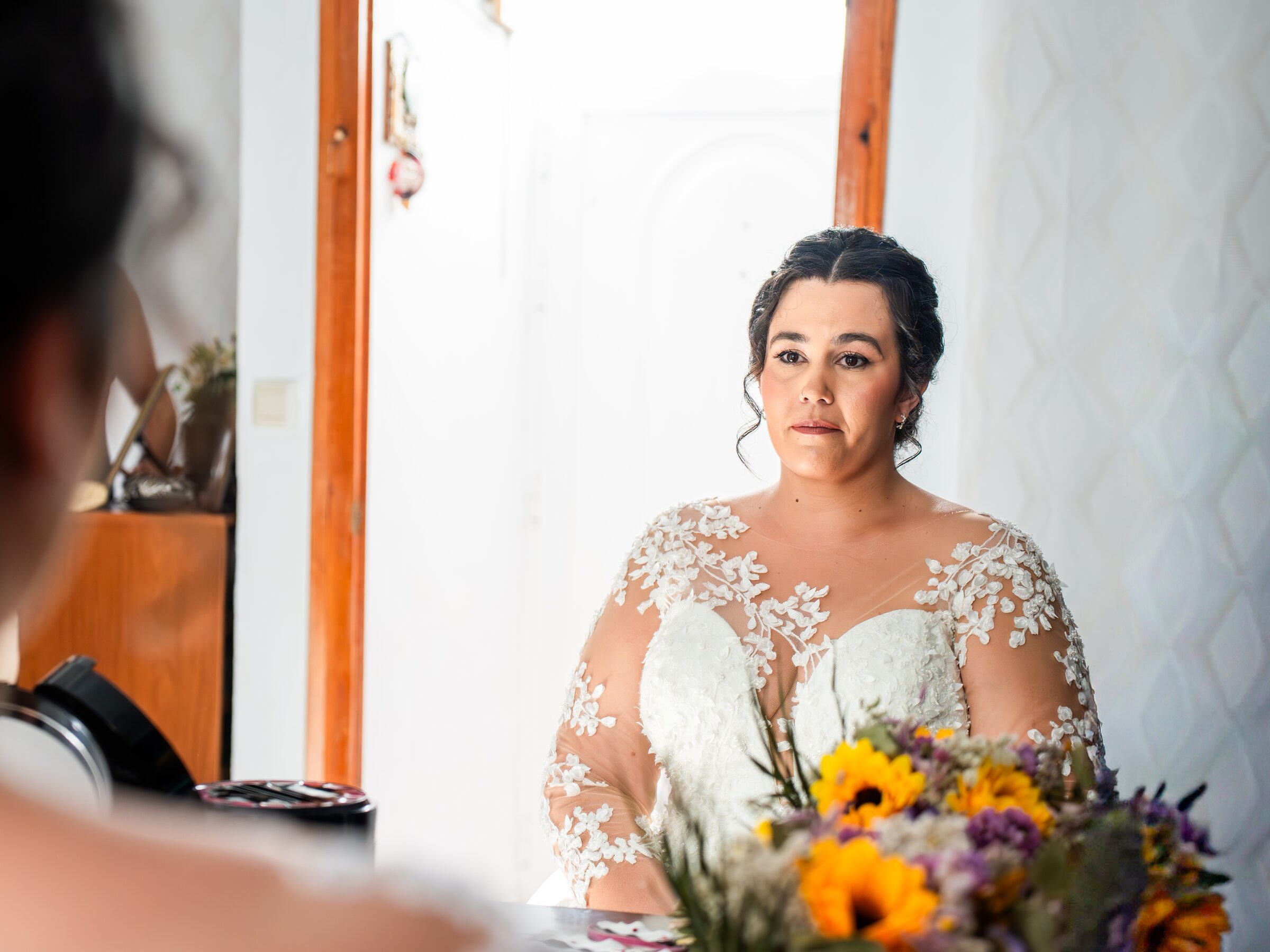 Novia con ramo de girasoles antes de la ceremonia
