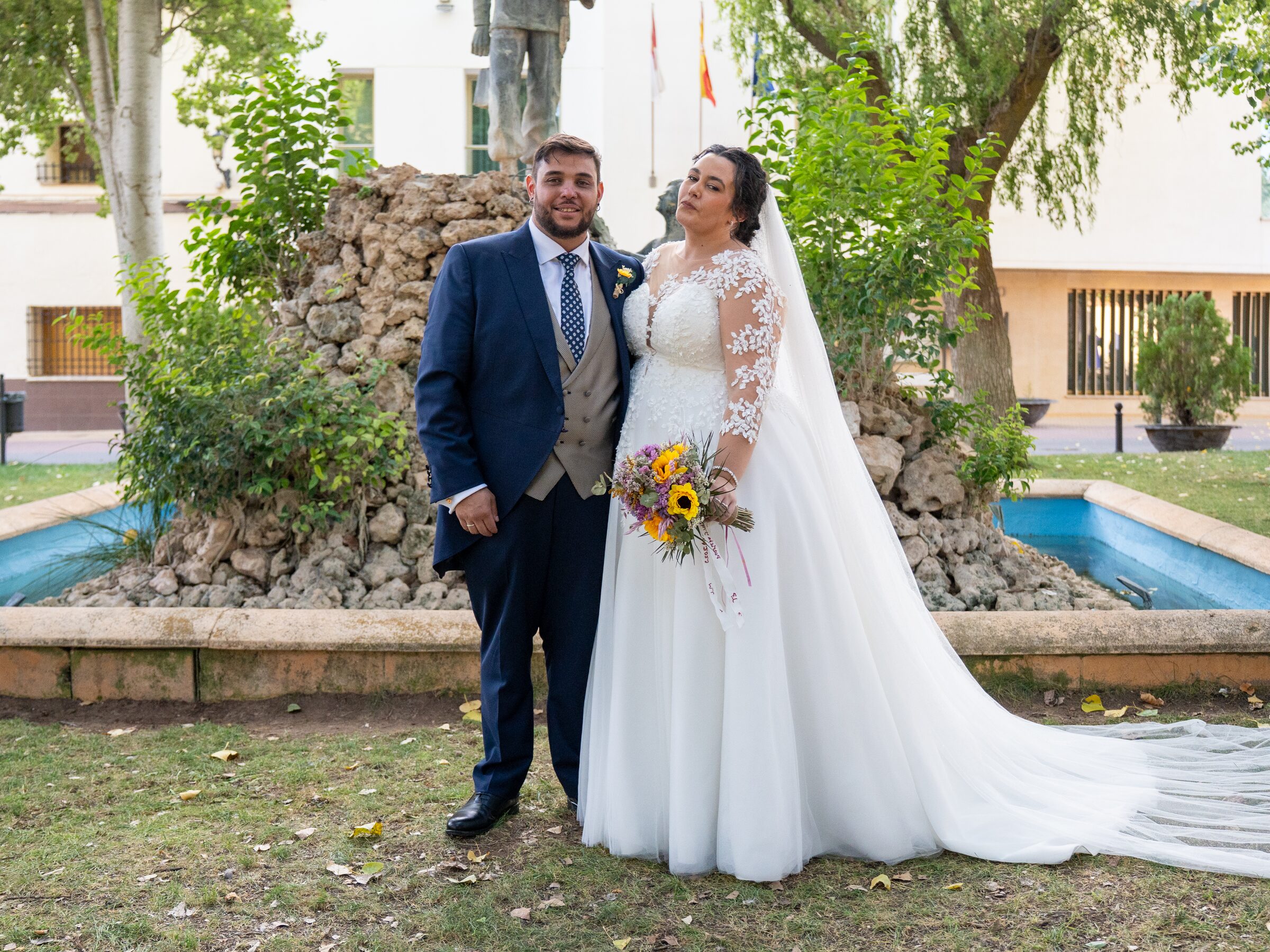 Salida de la boda con bengalas de humo naranja y charanga
