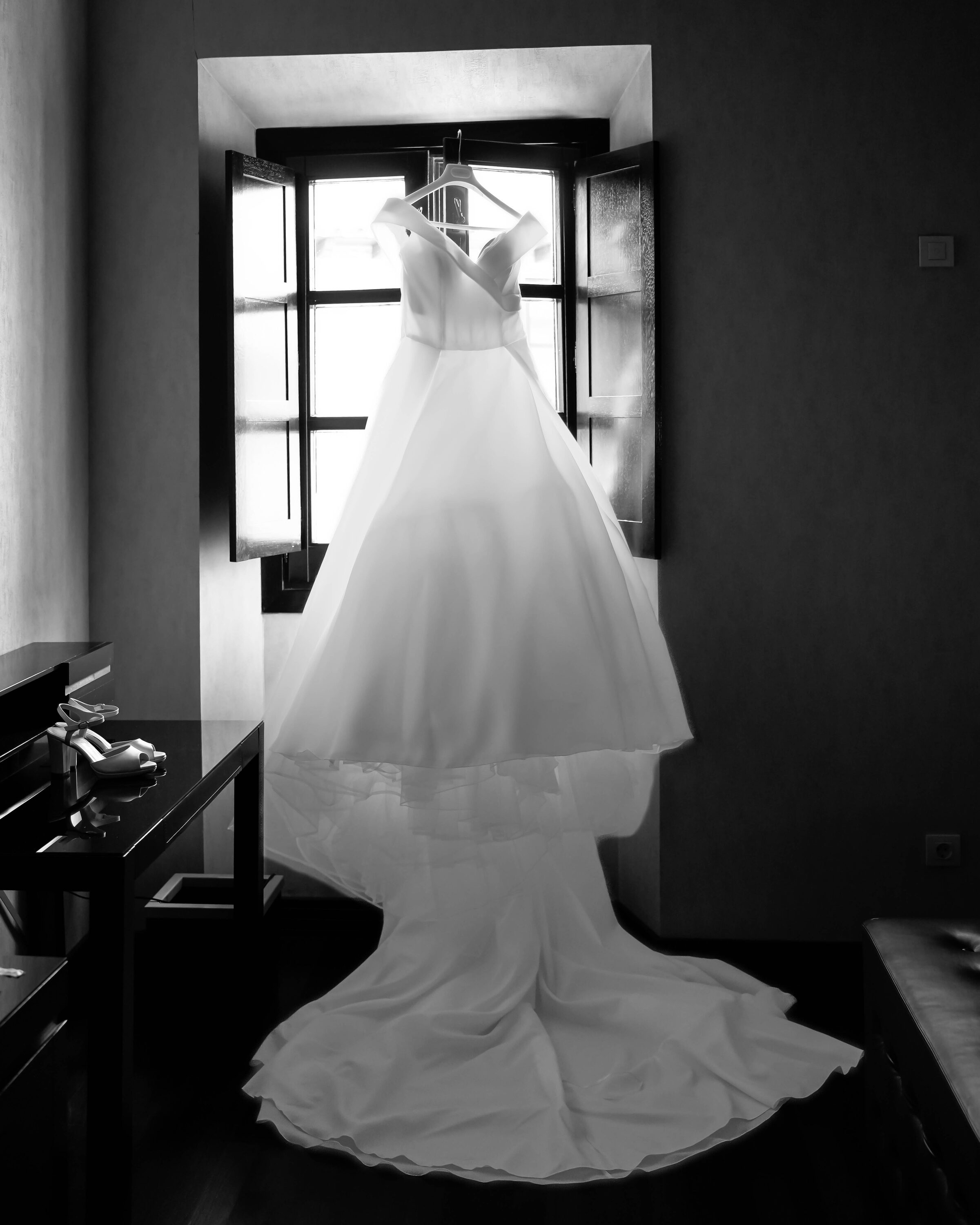 Vestido colgado en ventana, blanco y negro
