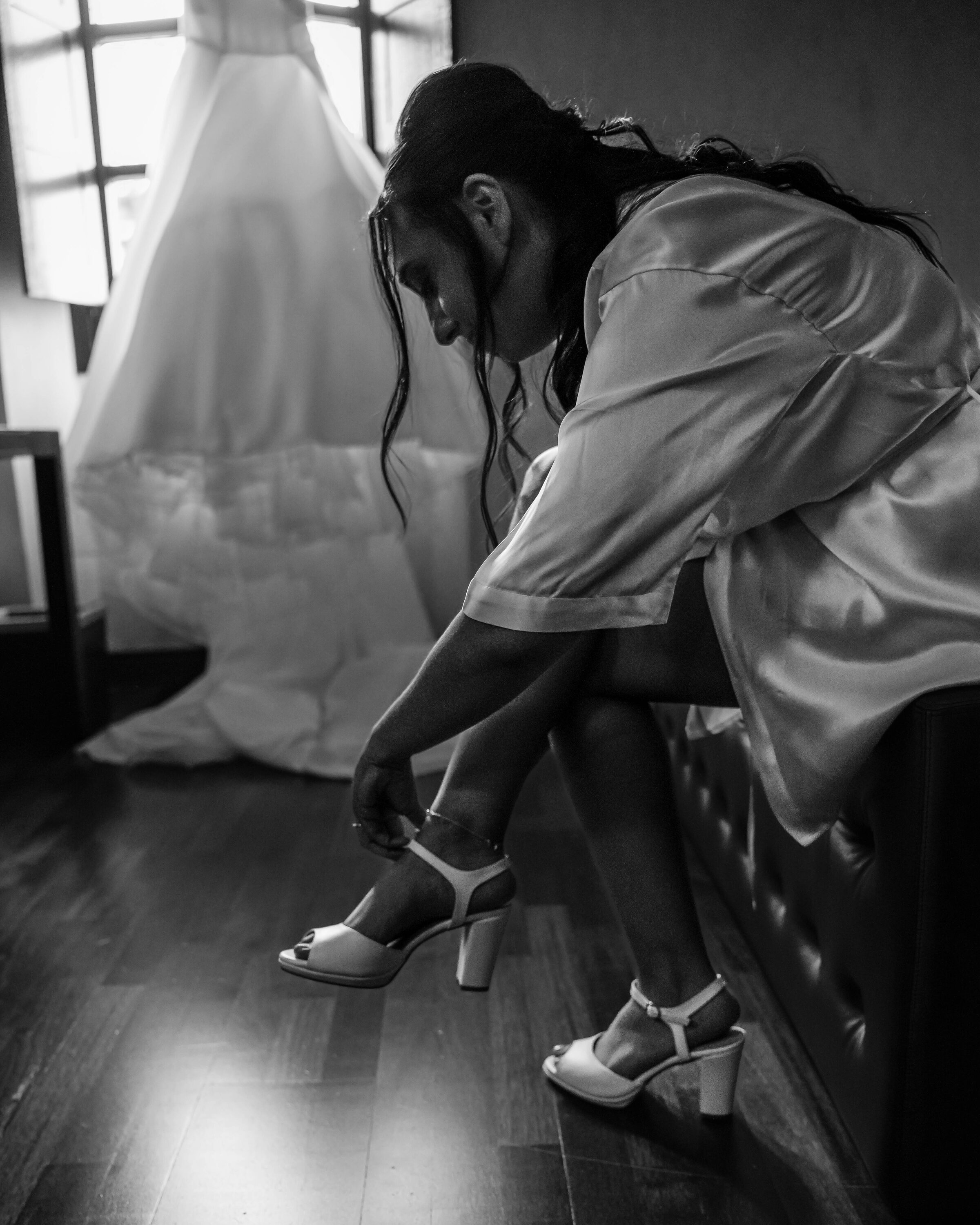 Novia abrochándose los zapatos