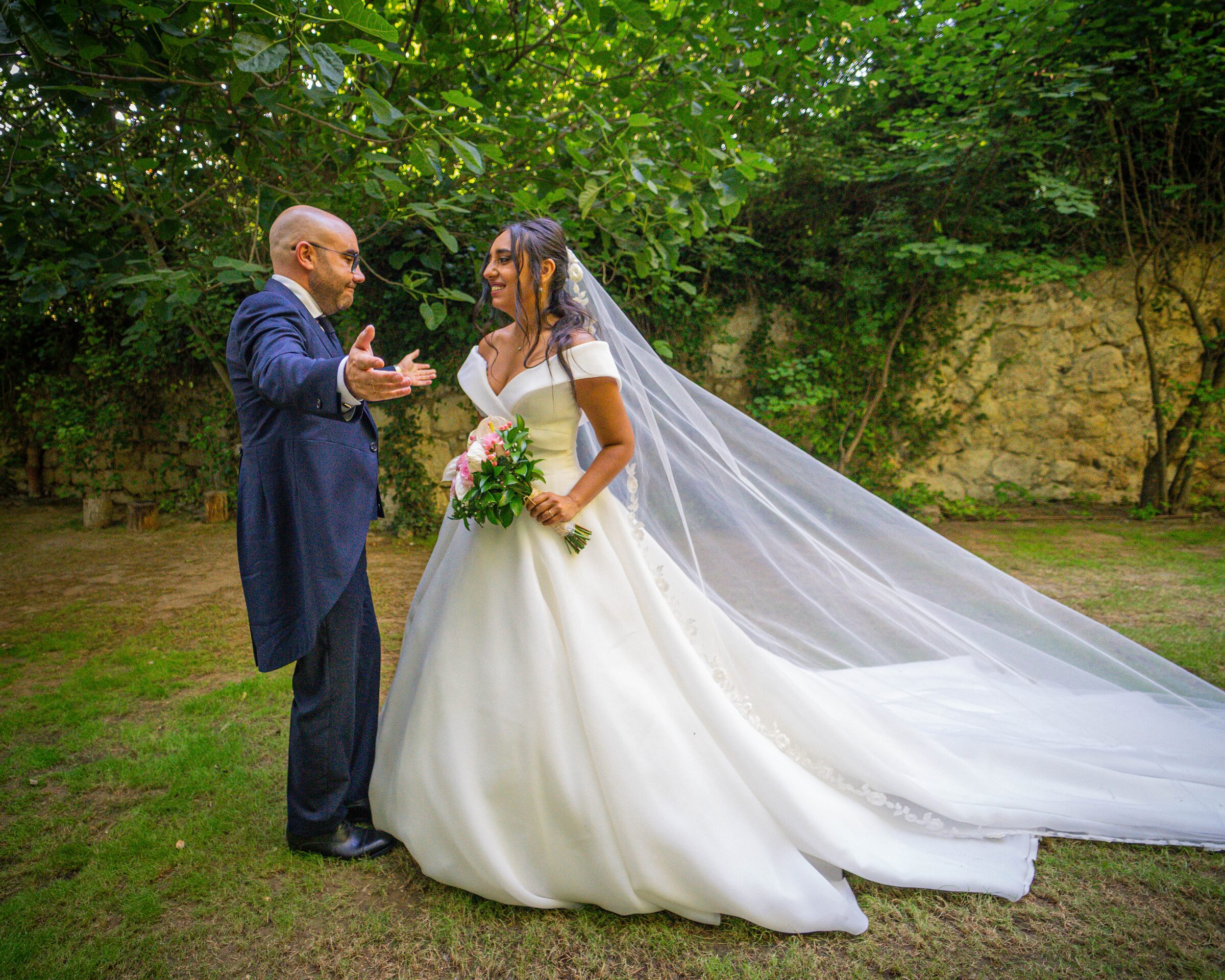 Primera mirada de la pareja en el jardín