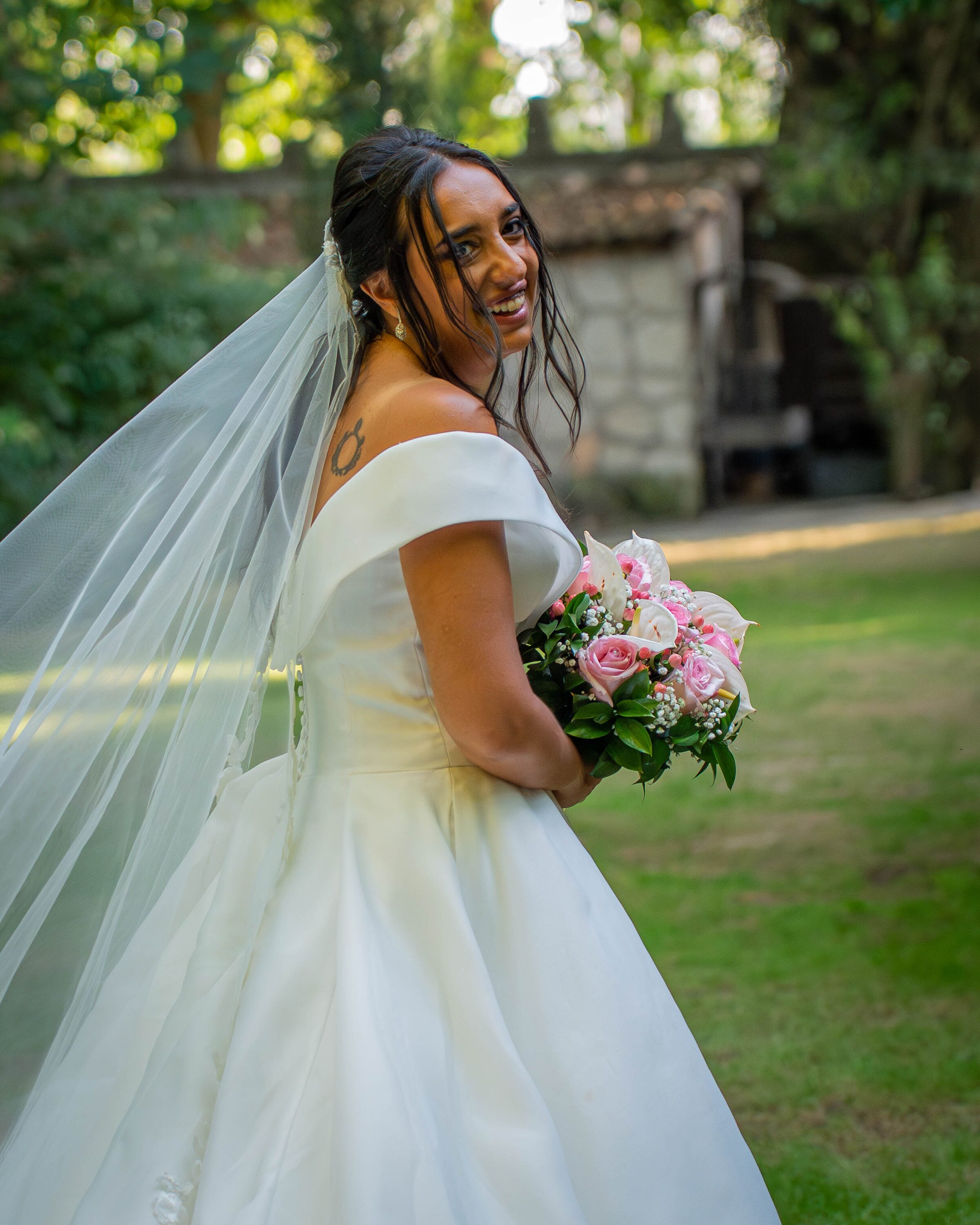 Retrato individual de la novia con ramo
