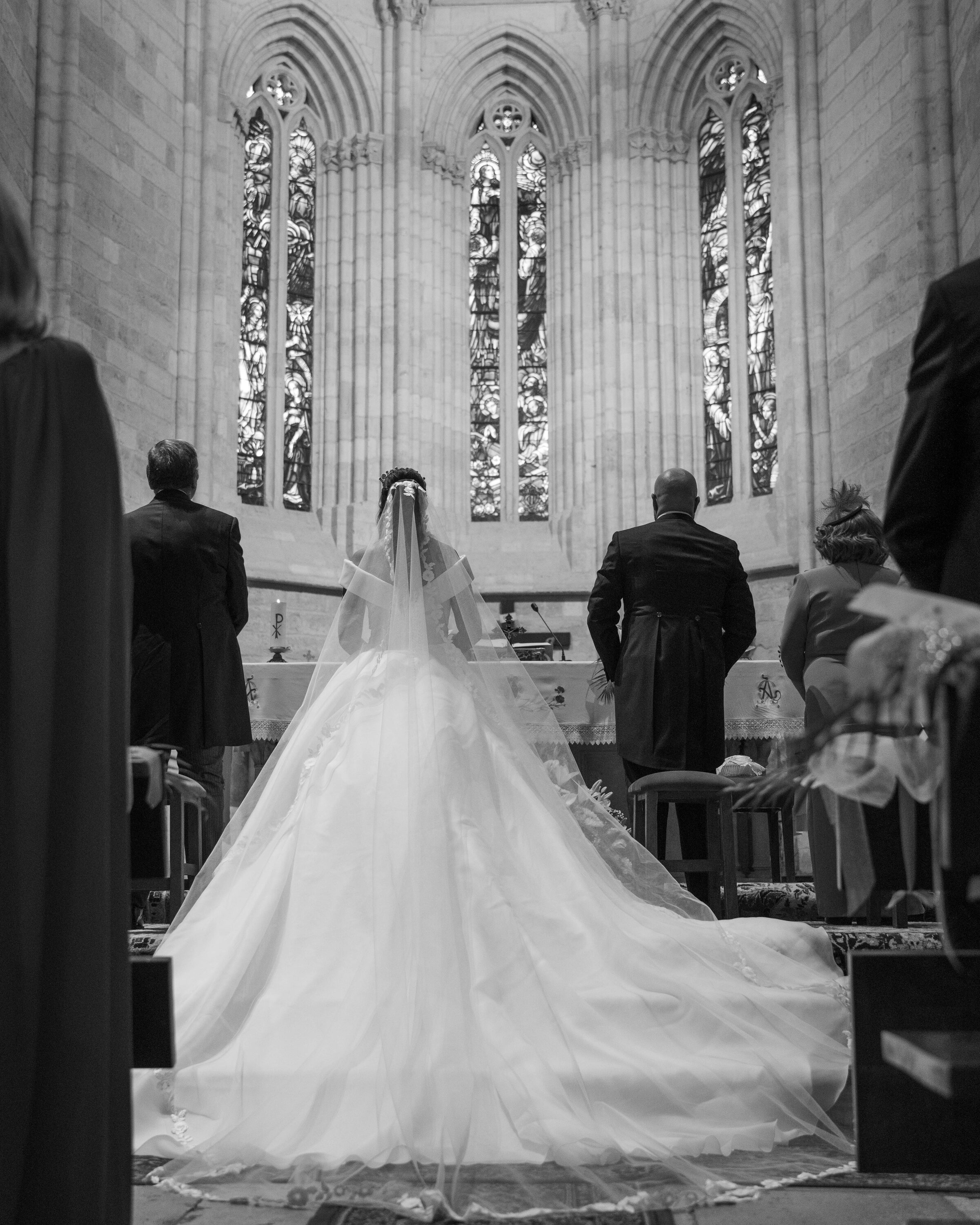 Novia ante el altar de la catedral, vista desde atrás